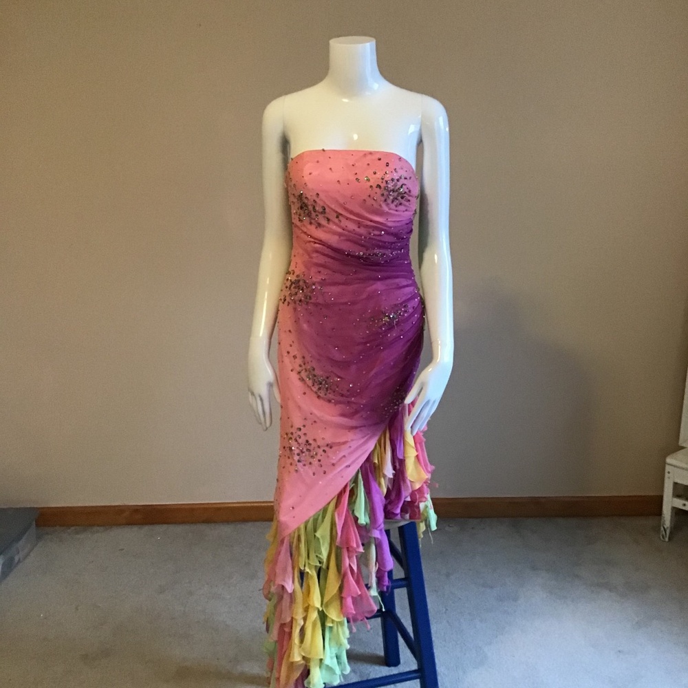 Mid-length party dress, strapless.